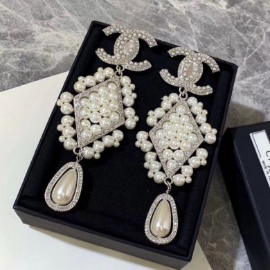 Best Quality Chanel Pearl Long Earrings AB2276 White/Silver 2019 Collection CE03180