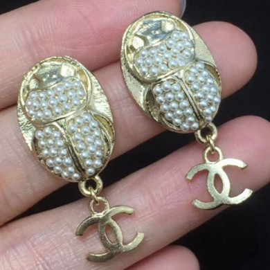 Chanel Pearls Beetle Short Earrings Pearly White/Gold 2019 Collection CE01783