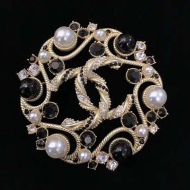 Imitation Chanel Round Brooch AB0585 Gold/Pearly White/Black/Crystal 2019 Collection CE02550