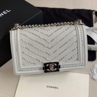 Replica Hot Chanel Pearl Chevron Calfskin Medium Boy Flap Bag A67086 White/Silver 2020 Collection CE01221