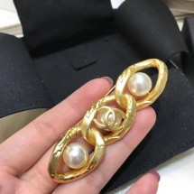 Knockoff Chanel Twist Metal Pearl Brooch AB3134 Gold 2019 Collection CE03628