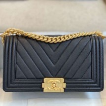 Replica Chanel Chevron Grained Calfskin Medium Boy Flap Bag A67086 Black/Bright Gold 2019 Collection CE00537