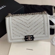 Replica Hot Chanel Pearl Chevron Calfskin Medium Boy Flap Bag A67086 White/Silver 2020 Collection CE01221