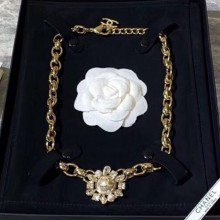 Cheap Chanel Pearl Chain Short Necklace AB2685 2019 Collection CE00837