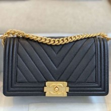 Replica Chanel Chevron Grained Calfskin Medium Boy Flap Bag A67086 Black/Bright Gold 2019 Collection CE00537