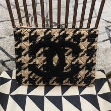 Replica Chanel Medium Houndstooth Tweed CC Clutch AP0803 Beige/Black 2019 Collection CE01801