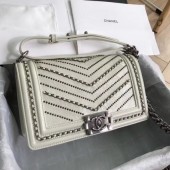 Chanel Crumpled Calfskin Medium Boy Chanel Bag A67086 Ivory 2018(Silver-Tone Metal) Collection CE01024