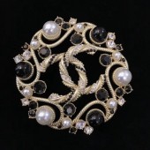 Imitation Chanel Round Brooch AB0585 Gold/Pearly White/Black/Crystal 2019 Collection CE02550