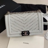 Replica Hot Chanel Pearl Chevron Calfskin Medium Boy Flap Bag A67086 White/Silver 2020 Collection CE01221